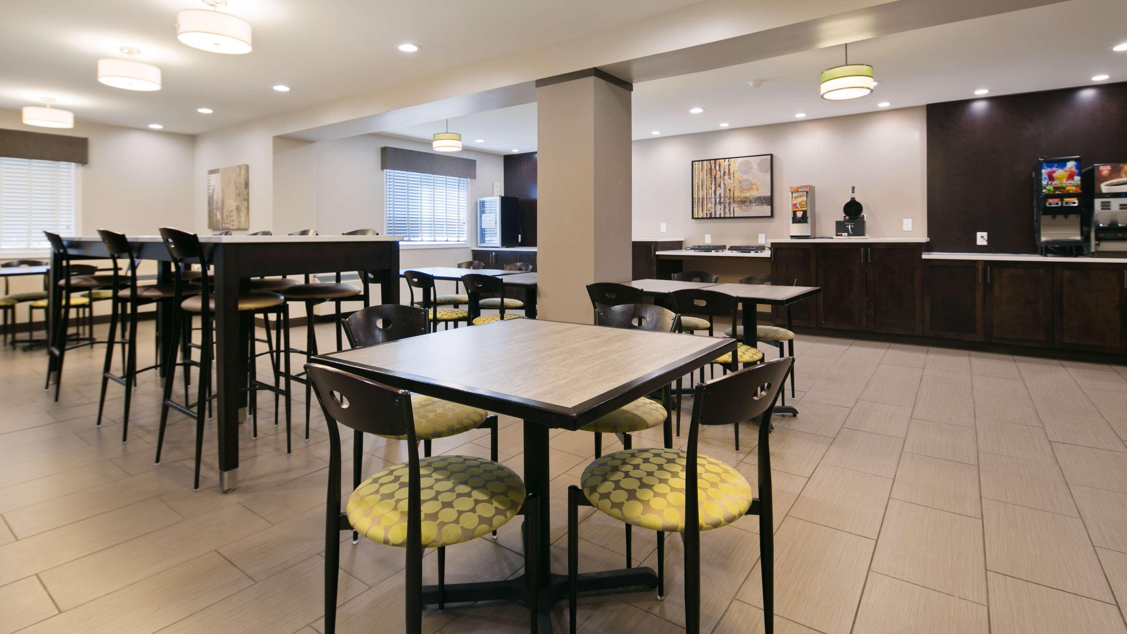Best Western Harvest Inn & Suites Гранд-Форкс Экстерьер фото