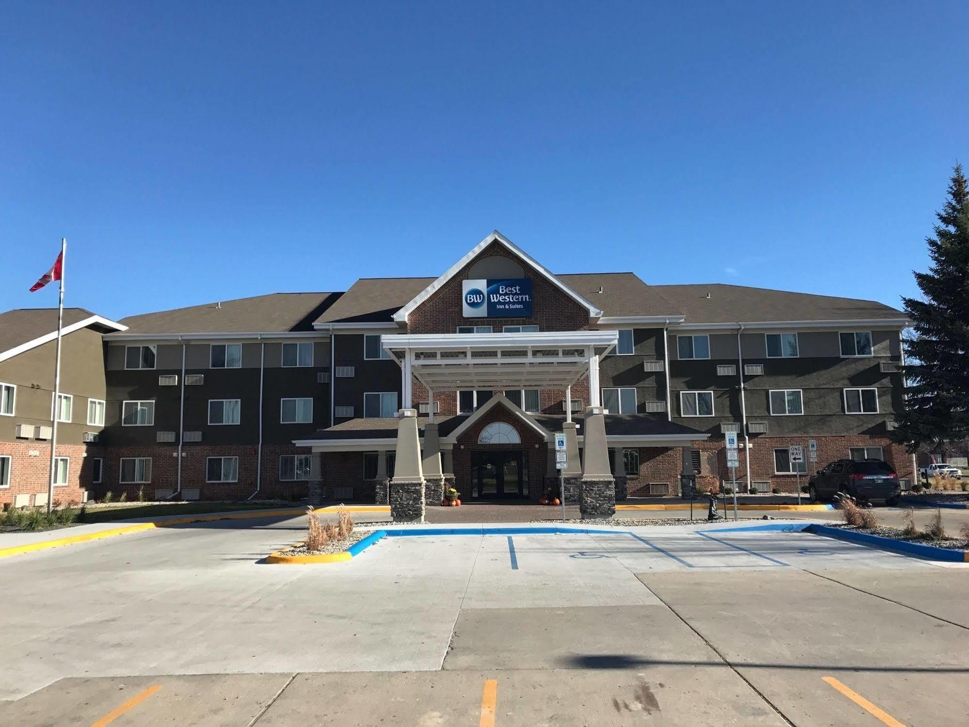 Best Western Harvest Inn & Suites Гранд-Форкс Экстерьер фото