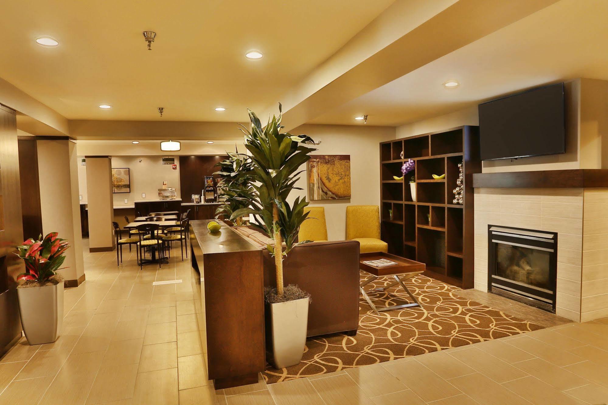 Best Western Harvest Inn & Suites Гранд-Форкс Экстерьер фото